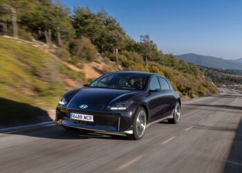 Al volante del Ioniq 6, no es tan deportivo como parece pero eso es lo mejor