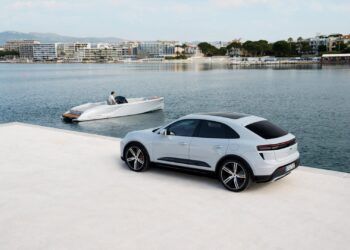 Adivina, adivinanza… ¿qué comparten este barco y el Porsche Macan Turbo?