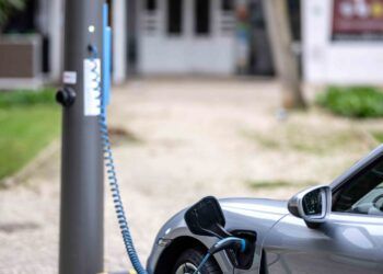 Cargar el coche eléctrico conectado a una farola, una realidad que pronto podría llegar a España