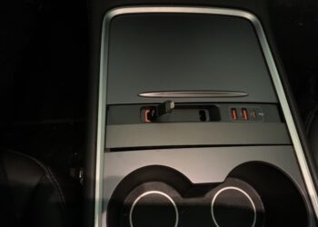 Hub de conexión de dispositivos para Tesla