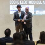 Fernando Poveda recoge el premio que reconoce al Renault 5 E-Tech como el mejor compacto urbano