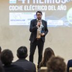 Ignacio Villegas, responsable de prensa Kia con el galardón del EV3