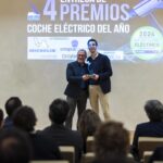 Álvaro Fernández recibe el reconocimiento al Xpeng P7 como mejor berlina