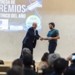 César Flores. CEO de Velca recibe el Premio a la Mejor Moto Eléctrica para la Velca One