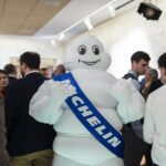 Bibendum, el muñeco de Michelin no se quiso perder la gran fiesta de la movilidad eléctrica