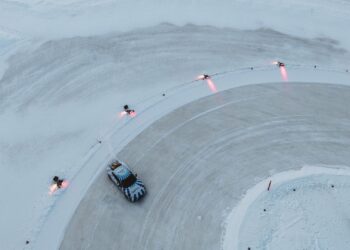 El Porsche Taycan suma otro récord a su lista: 17 km de drifting sobre hielo