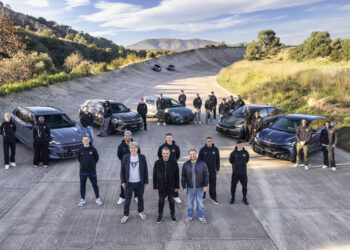 Los jugadores del Barça prueban toda la gama eléctrica de Cupra y se llevan su favorito a casa