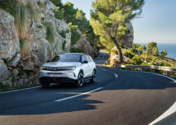 Así es el Opel Grandland híbrido enchufable, un SUV familiar con 87 kilómetros de autonomía eléctrica