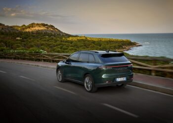 Este coche eléctrico cuesta menos de 33.000 euros y tiene un arsenal tecnológico que alucinas