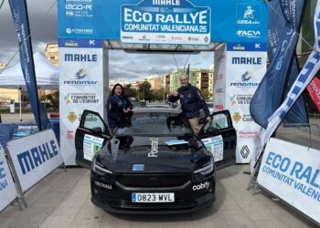 Un conductor en Cabify participa en el Eco Rallye 2025 al volante de un Polestar 2