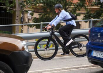 Por qué la movilidad eléctrica no debería centrarse solo en coches: el papel de las bicicletas eléctricas