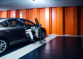 Prohibir que los eléctricos estacionen en parking subterráneos, ¿tiene lógica o es una medida exagerada?