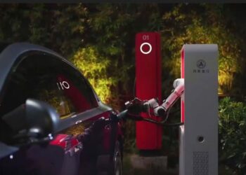 cargador Huawei con brazo robótico