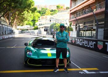 Fernando Alonso cuenta qué se siente al conducir el Aston Martin Valhalla, el PHEV con más de 1.000 CV