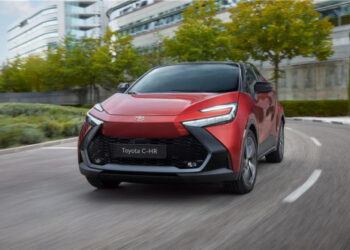 He probado el Toyota C-HR: ahora entiendo por qué este híbrido enchufable se vende tanto, pero pide un cambio a gritos