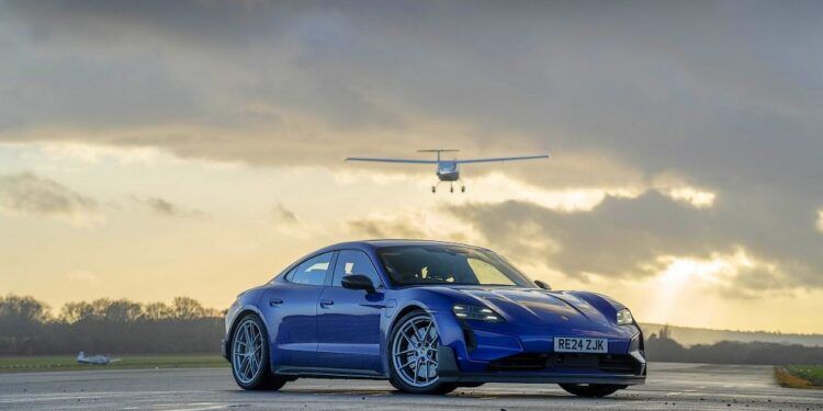 Porsche Taycan Turbo GT vs avión eléctrico