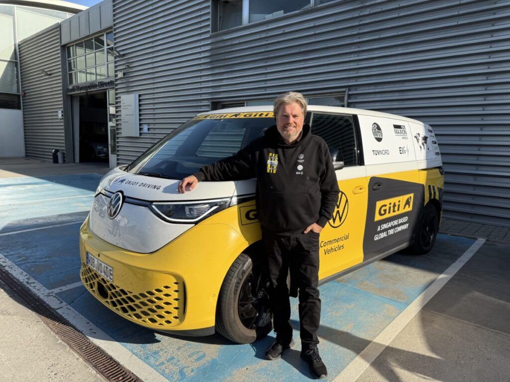 Rainer Zietlow en Madrid durante su vuelta al mundo en Volkswagen ID. Buzz