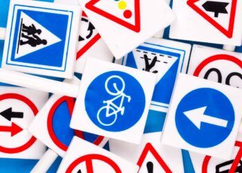 Entran en vigor las nuevas señales de tráfico de la DGT para 2025