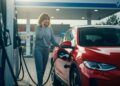 Recargar un coche eléctrico en gasolinera