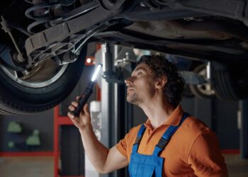 Lo que nadie te cuenta al reparar un coche eléctrico: barato sí, rápido no