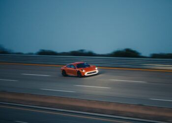 ¿Cuántos tiempo dirías que necesita un coche eléctrico para dar la vuelta al mundo?