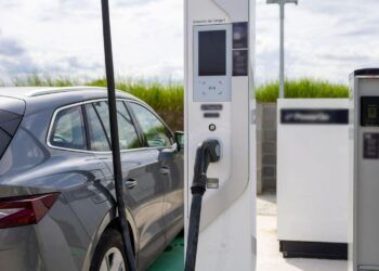 Boom en la recarga rápida: los puntos ultrarrápidos crecen un 70% en España