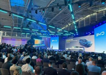 Los fabricantes chinos van sobrados: BYD traerá a Europa mejores cargadores que los de China