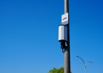Cargador Air en farola a 3 metros de altura contra vandalismo urbano