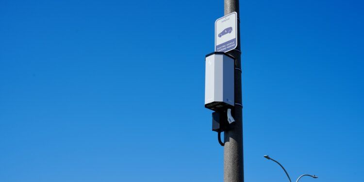 Cargador Air en farola a 3 metros de altura contra vandalismo urbano