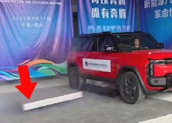 Una prueba en China mostró un mecanismo que expulsa baterías de vehículos eléctricos para evitar incendios