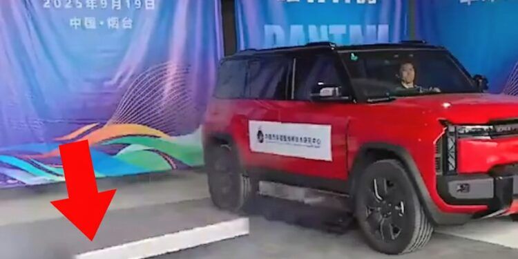 Una prueba en China mostró un mecanismo que expulsa baterías de vehículos eléctricos para evitar incendios