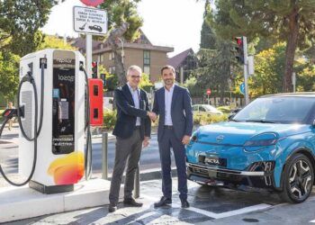 La colaboración entre Nissan y Repsol permite a los propietarios de eléctricos recargar más de 10.000 km al año sin coste adicional