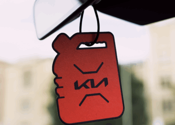 ¿Tienes un eléctrico pero echas en falta el olor a gasolina? Con este artilugio ya no te pasará más