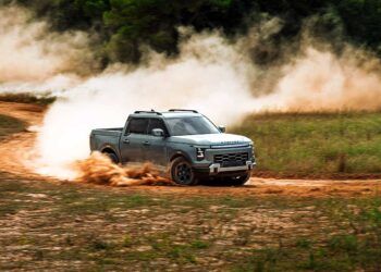 El nuevo Santana 400 PHEV combina diseño robusto y propulsión híbrida enchufable para uso profesional y off-road