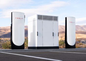 Ya están disponibles los supercargadores Tesla de 500 kW: qué coches pueden utilizarlo y cuánto se tarda en cargar