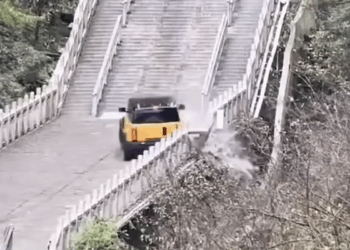 Iba a ser épico y fue un desastre: el SUV chino Chery Fulwin X3L se estrella en ‘la escalera al cielo’