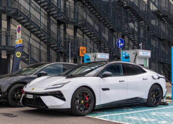 El Lotus Emeya vuelve a llamar la atención al marcar un pico de 443 kW en una sesión de carga pública