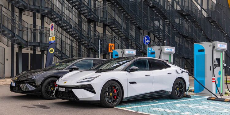 El Lotus Emeya vuelve a llamar la atención al marcar un pico de 443 kW en una sesión de carga pública