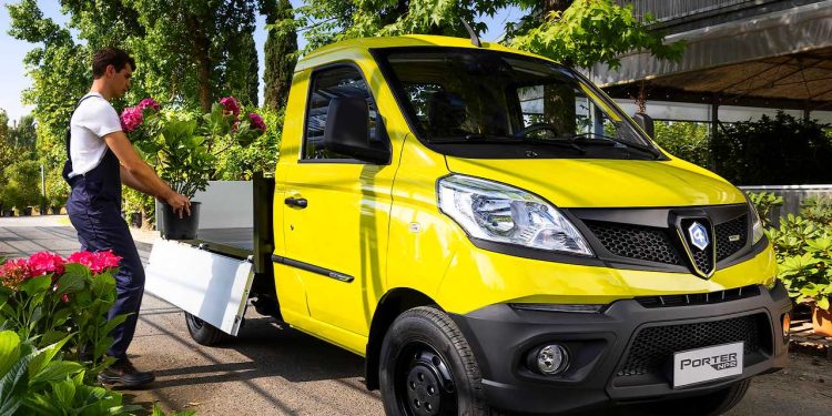 El city e-truck Piaggio Porter NPE llega con carrocerías listas para usar y mejores cifras de carga. Su propuesta eléctrica busca cubrir tareas diarias sin restricciones de acceso urbano