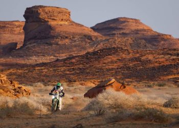 El Dakar pone a prueba el futuro de las motos eléctricas en el desierto