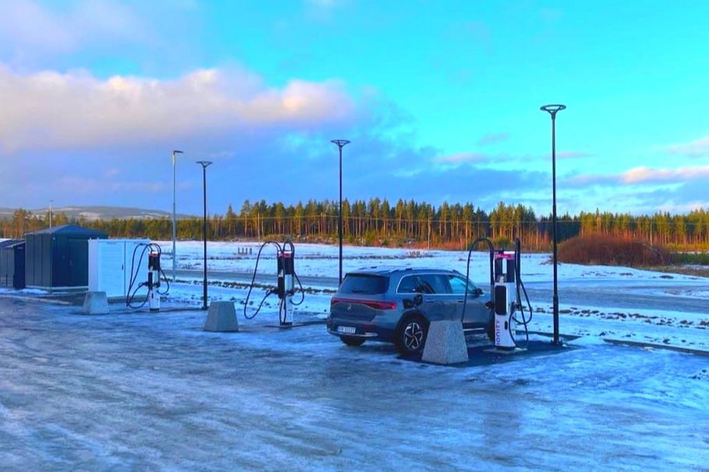 La colaboración entre Ionity y Ekoenergetyka permite ya cargar vehículos eléctricos a hasta 500 kW en Noruega