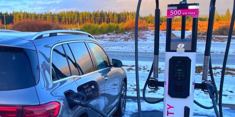 Ionity y Ekoenergetyka activan cargadores de hasta 500 kW, reduciendo significativamente los tiempos de recarga de los coches eléctricos