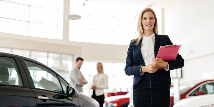 Mujer coches Aedive movilidad eléctrica