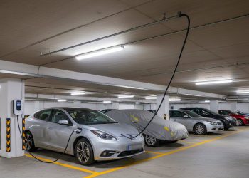 El Tribunal Supremo aclara que instalar un cargador para coche eléctrico en un garaje comunitario no requiere voto vecinal