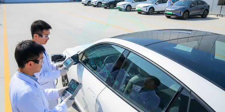 Los ensayos revelan niveles mínimos de radiación en coches eléctricos chinos, incluso durante la carga