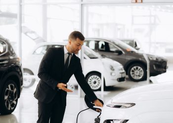 Las ventas de coches eléctricos y phev en España en 2025