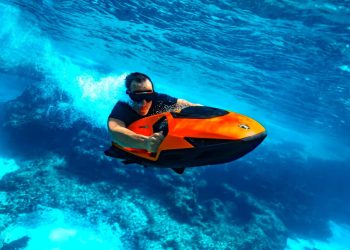 El nuevo Lamborghini eléctrico para el agua, llamado SEABOB SE63, alcanza 35 km/h y luce una estética calcada a los superdeportivos de la firma.