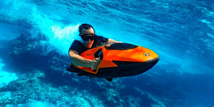 El nuevo Lamborghini eléctrico para el agua, llamado SEABOB SE63, alcanza 35 km/h y luce una estética calcada a los superdeportivos de la firma.