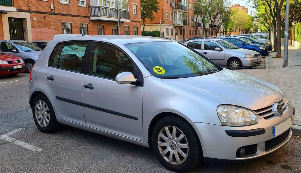 El año 2026 marca el inicio del fin para los vehículos con la etiqueta B