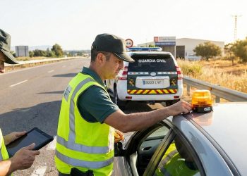 El nuevo control de balizas V-16 busca verificar que cada luz amarilla cumpla con la normativa de seguridad exigida por Tráfico